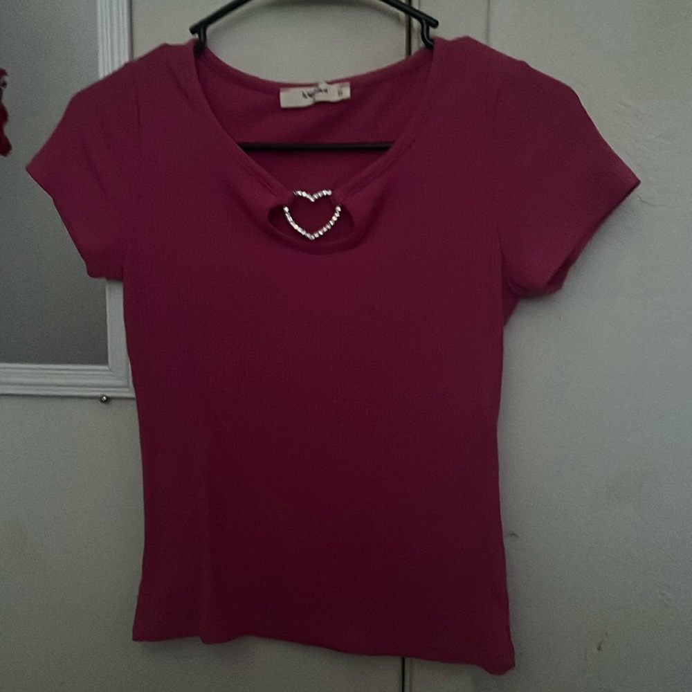 Hot pink shirt, Size Medium, a heart in the middle